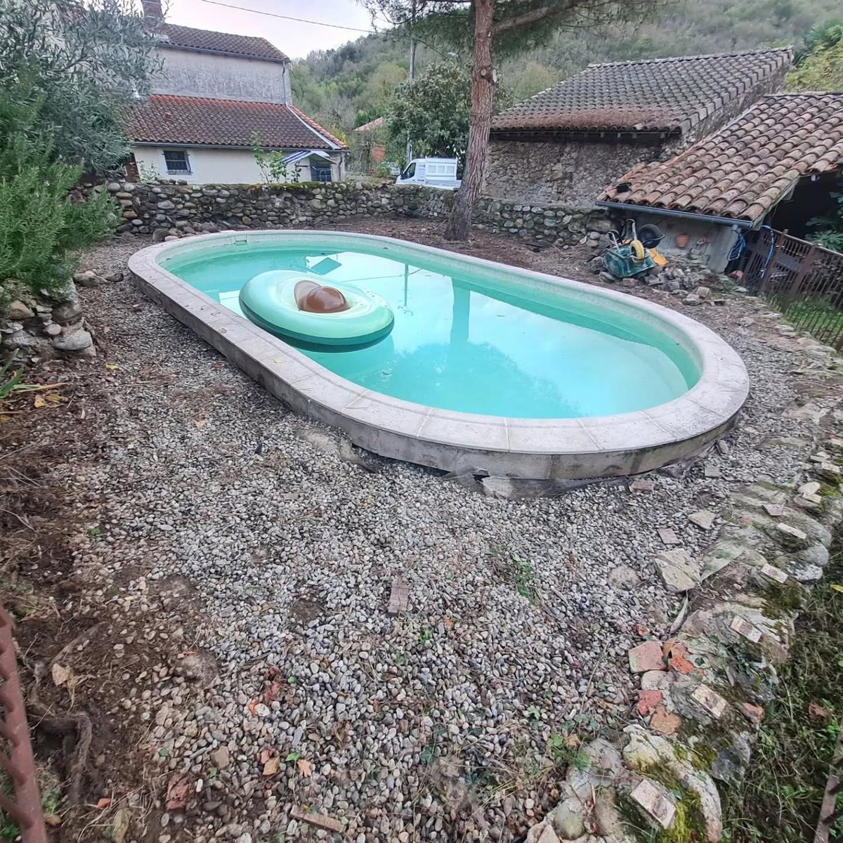 Piscine coque posée, terrain encore en gravier brut
