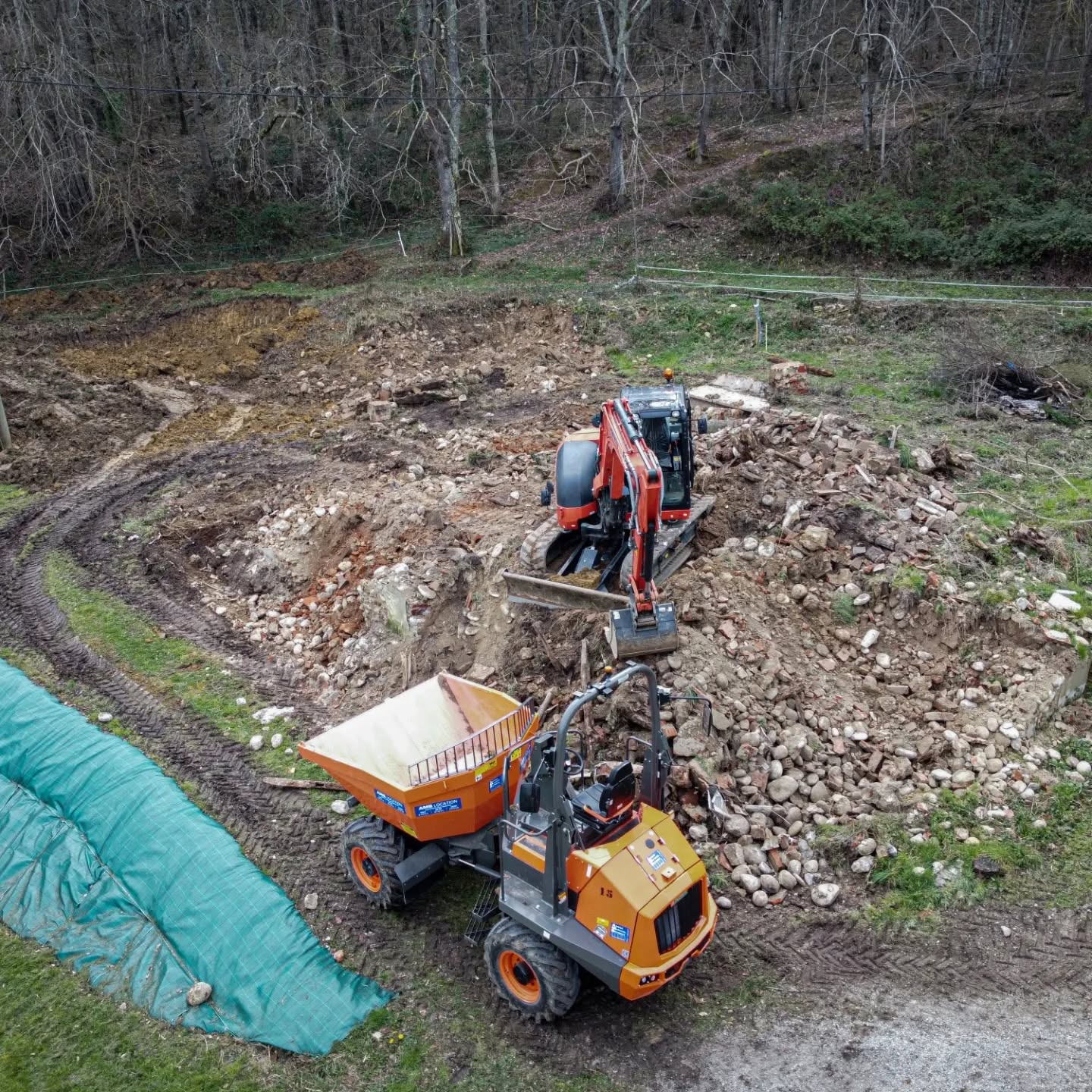 Mini-pelle et dumper sur un chantier de démolition